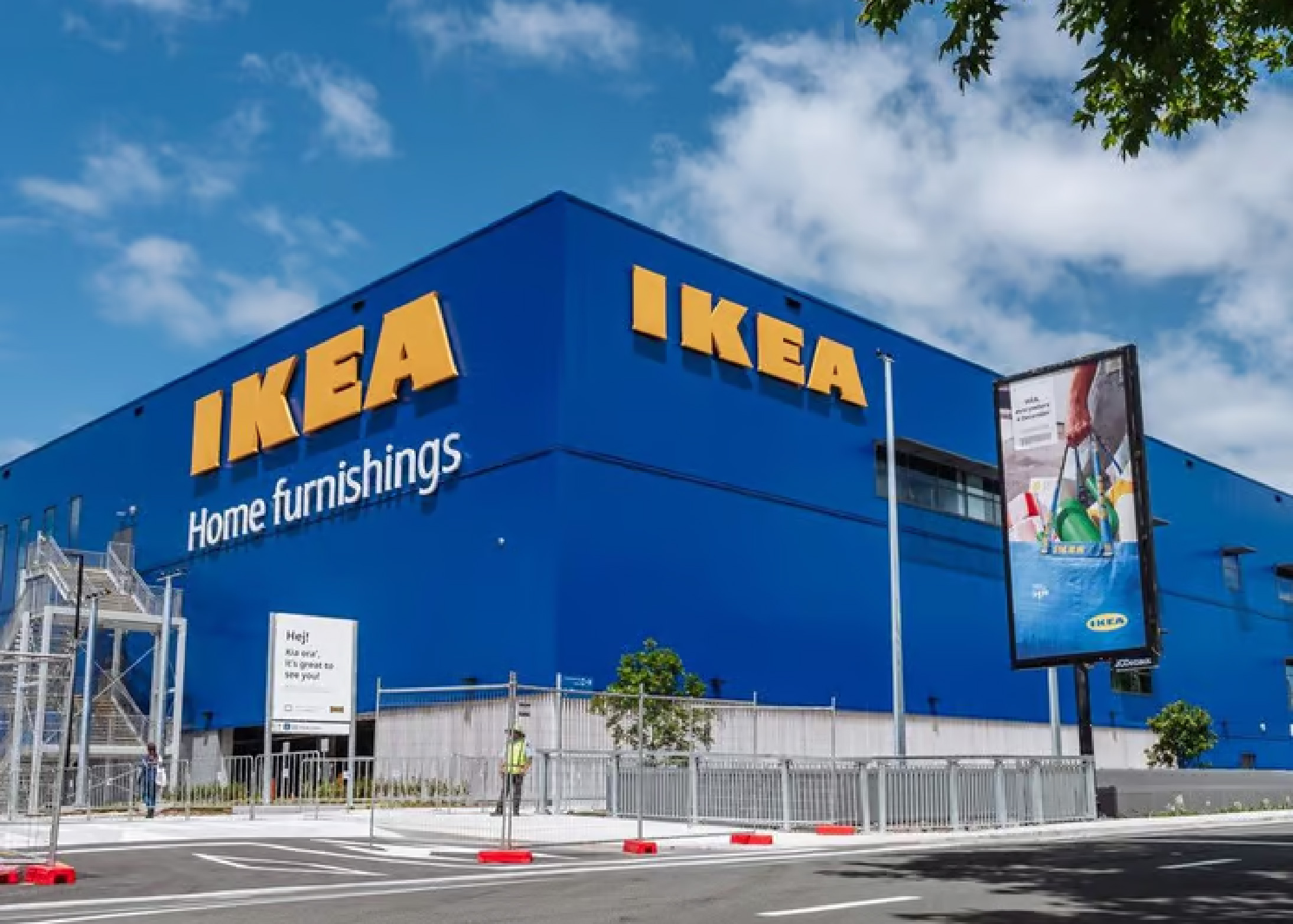 宜家家居（IKEA） 是全球知名的家居用品零售品牌，以其现代简约的设计、实用的功能和平民化的价格而广受欢迎。1943年于瑞典成立，创始人英格瓦.坎普拉德。提供"为大多数人创造更美好日常生活"的家居解决方案。
